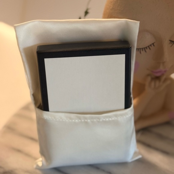 Gucci Small Black and White Gift Box in Very Good Condition - Picture 8 of 9